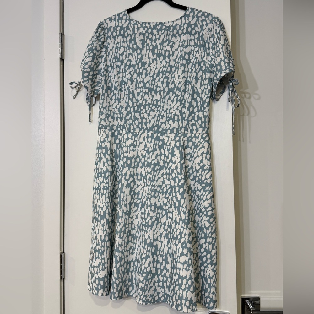 Short Sleeve Button-Front Dress in Sage and White Pattern. Women’s L - Picture 3 of 4